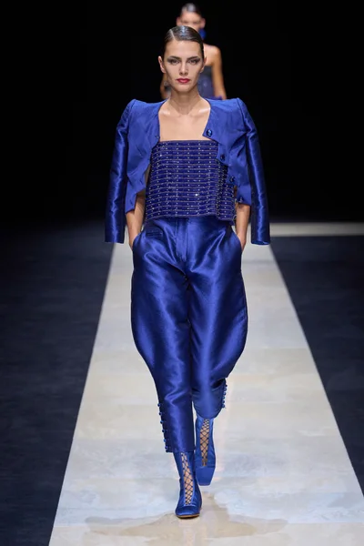 Look 100